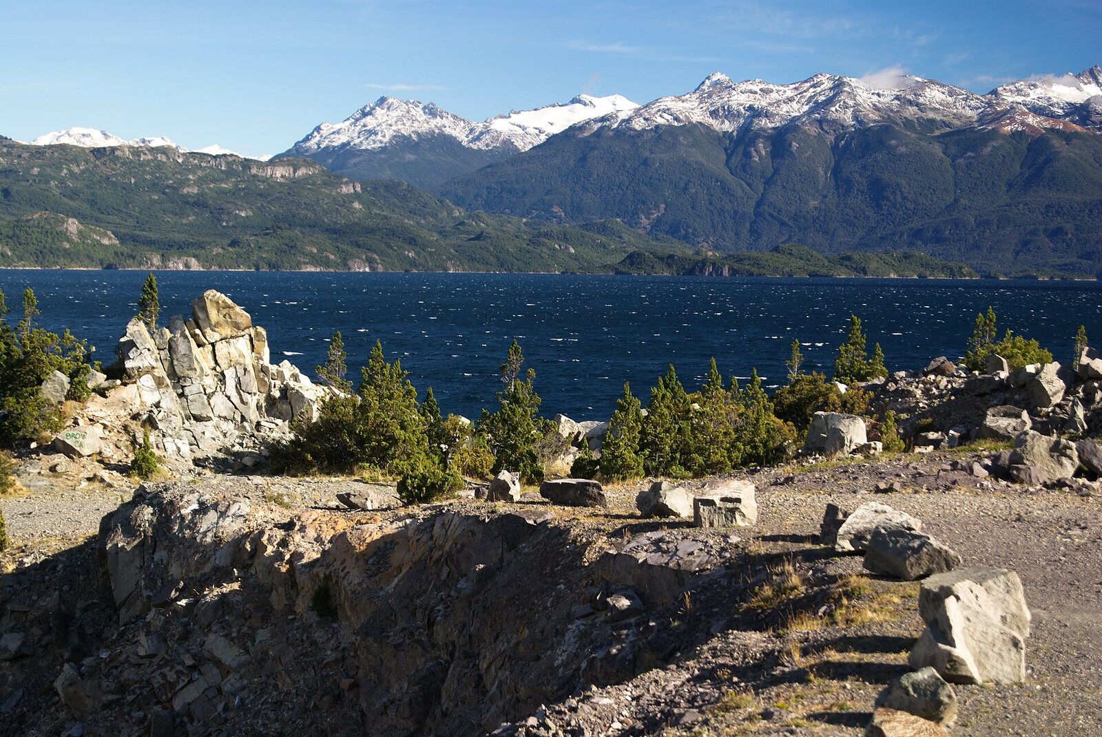 Lago Futalaufquen con la cordillera nevada