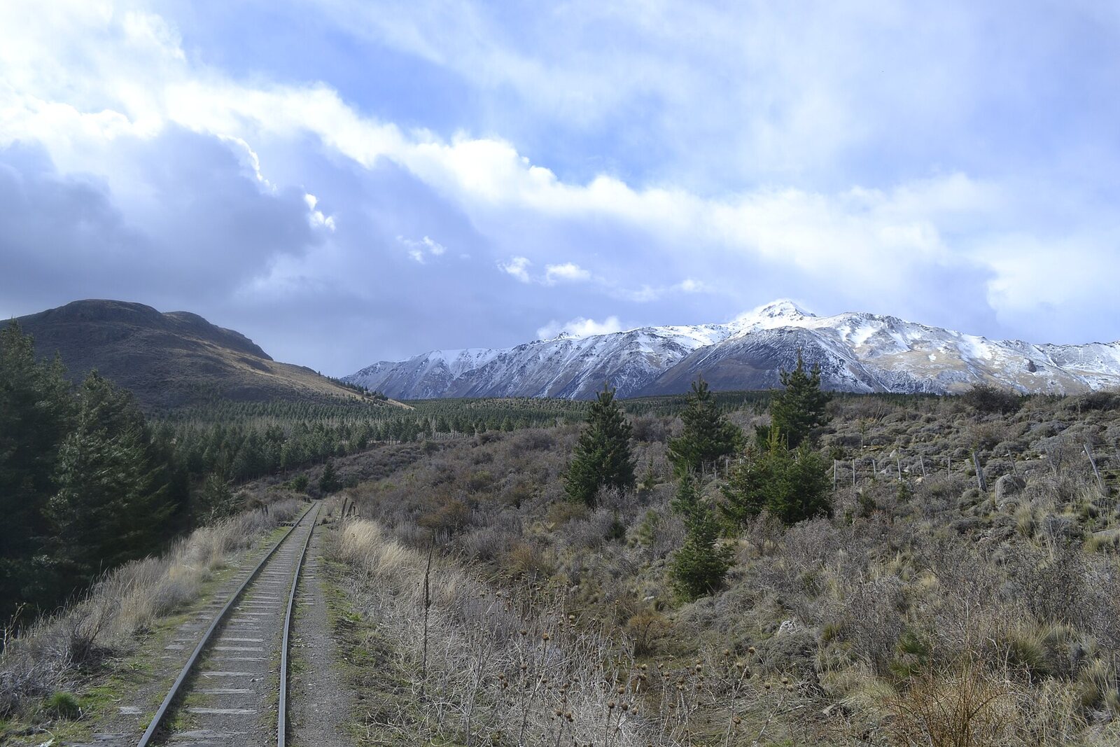Vía de La Trochita con el cerro La Hoya nevado