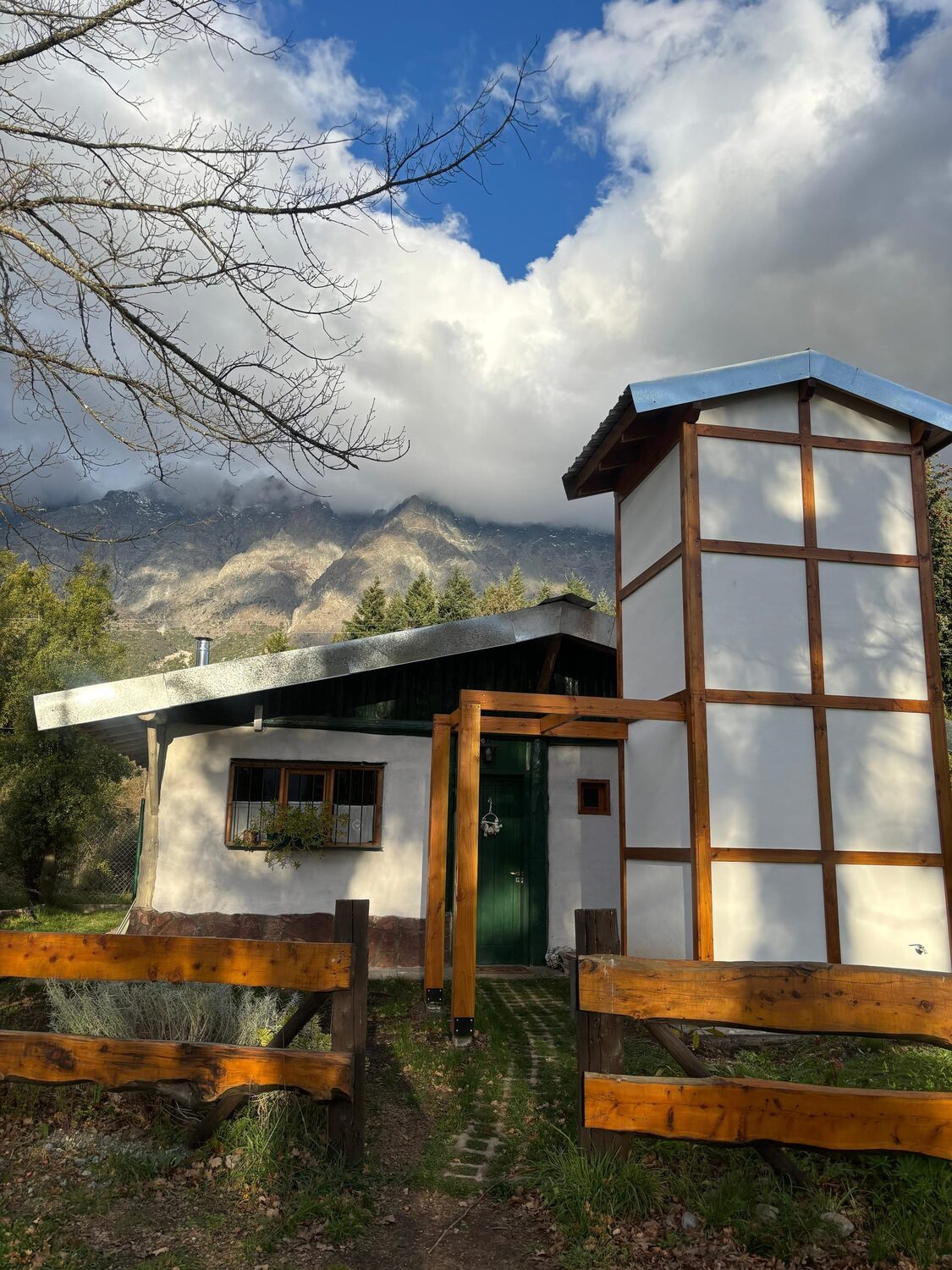 La cabaña de Chacra La Herradura con la cordillera de fondo
