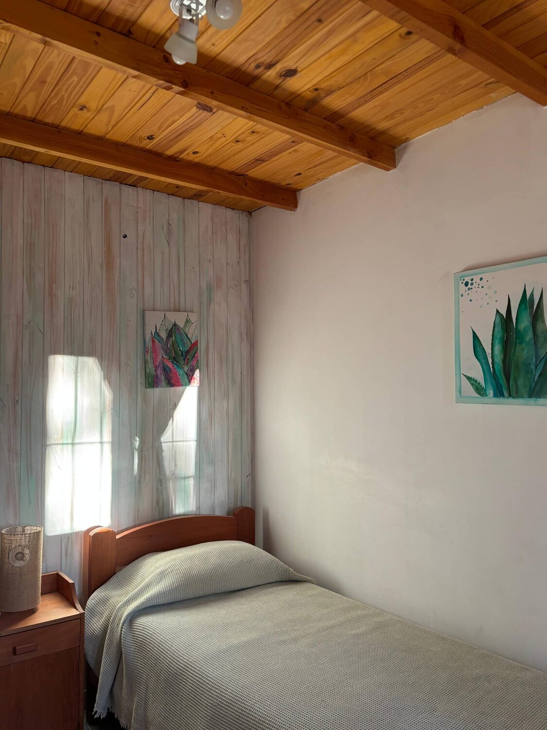 Dormitorio con cama simple