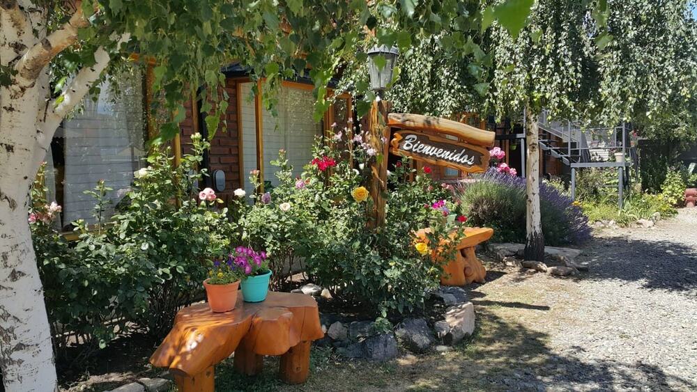 The garden and the entrance to the cabins