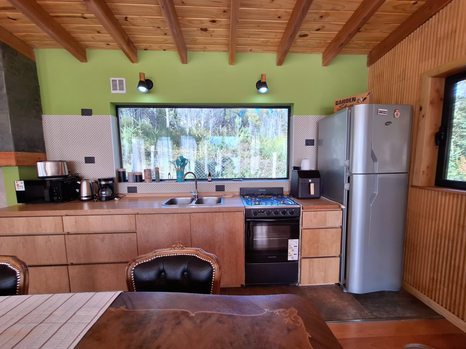 A cozinha, com janela para o bosque