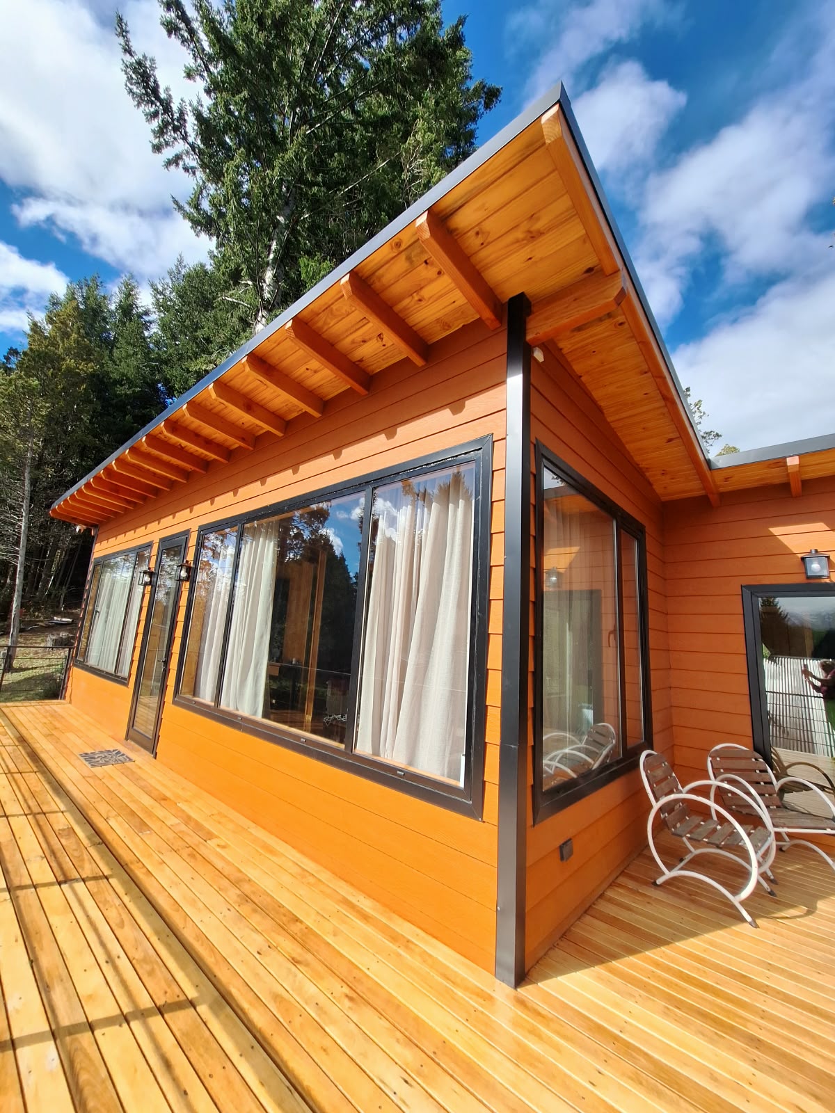 Aire del Bosque, the glass-walled retreat and its deck