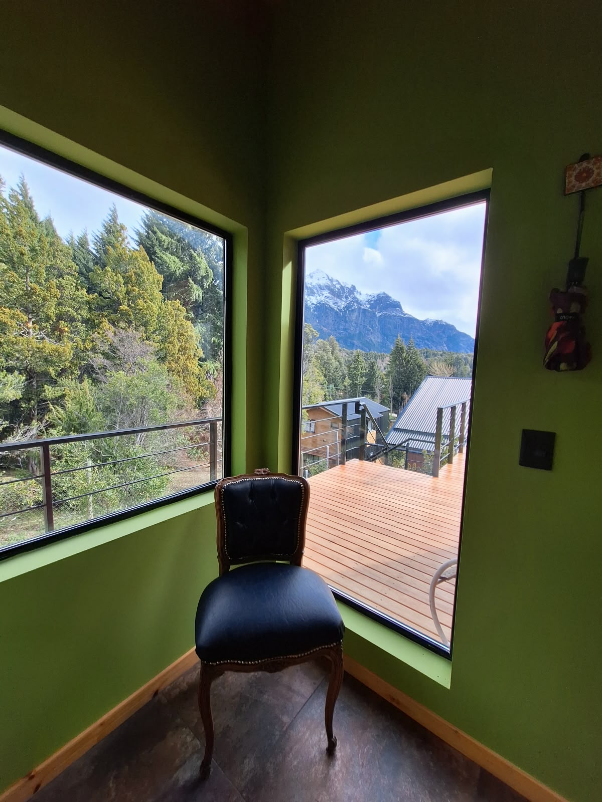 Canto envidraçado com vista para as montanhas
