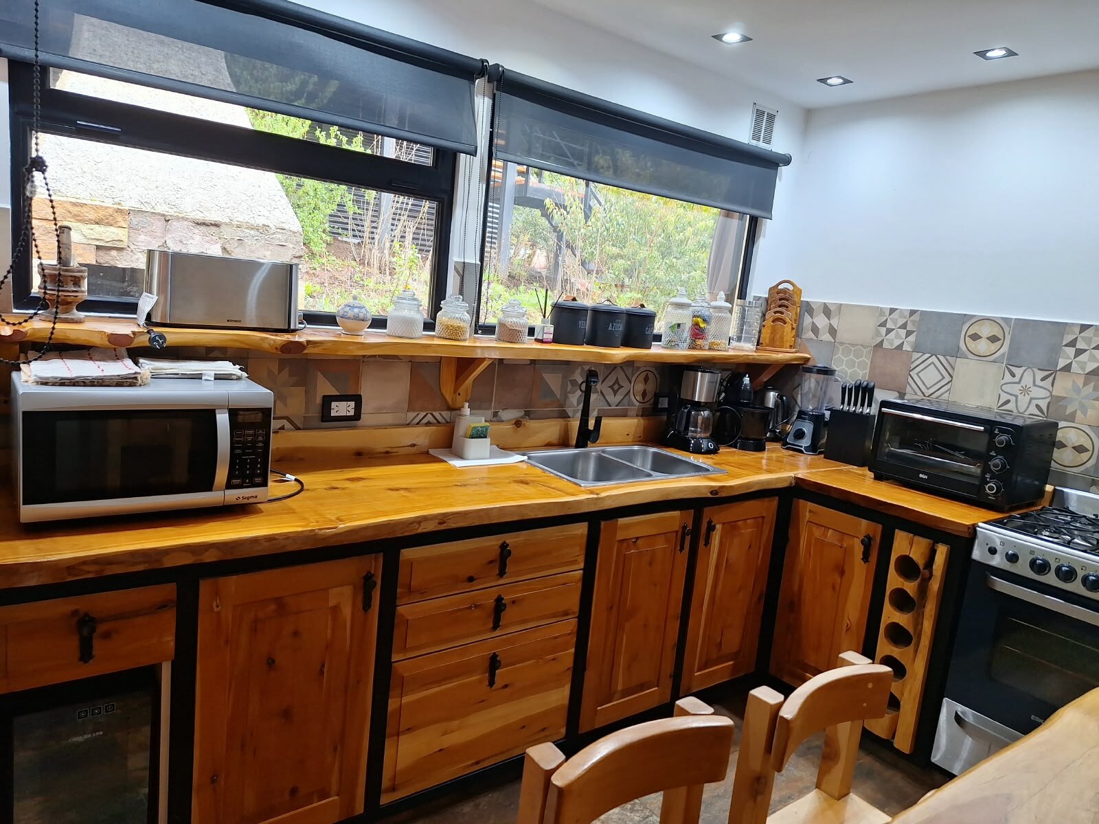 Worktop with a window onto the forest