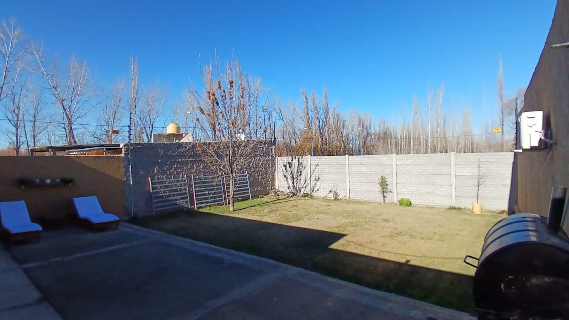 O jardim com espreguiçadeiras