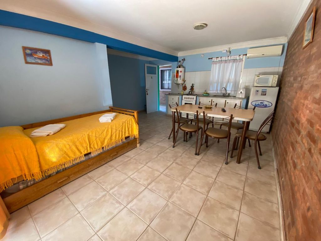 Sala de estar e jantar com cozinha integrada