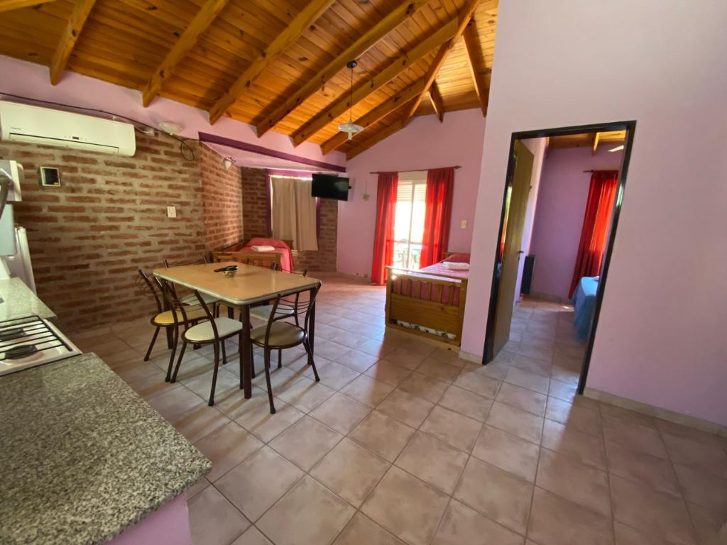 O ambiente integrado, com cozinha, sala de jantar e sofá-cama