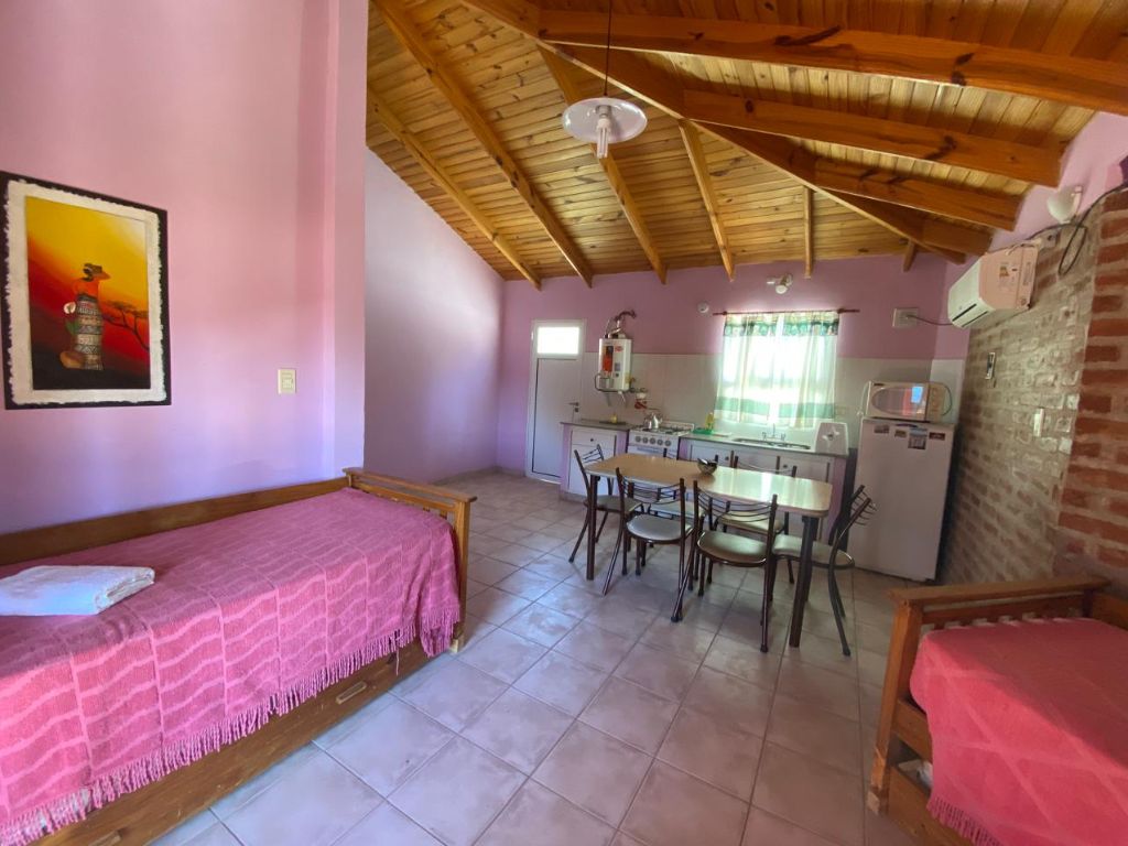 Sala com sofá-cama e cozinha integrada