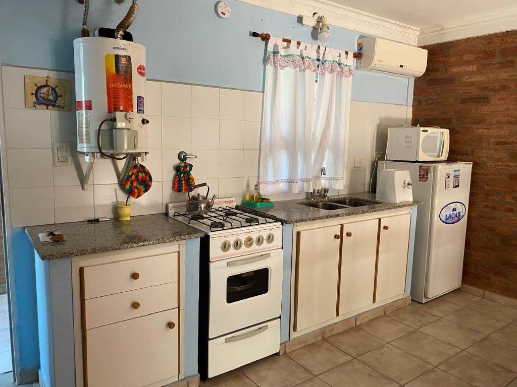 Cozinha com forno, micro-ondas e geladeira