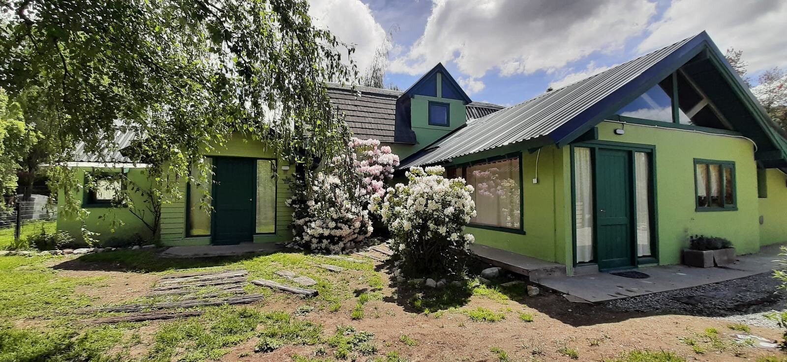 Las casas verdes con rododendros en flor