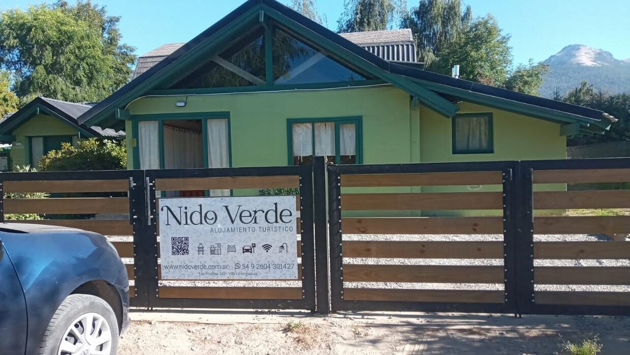 Portón de Nido Verde con el cerro de fondo
