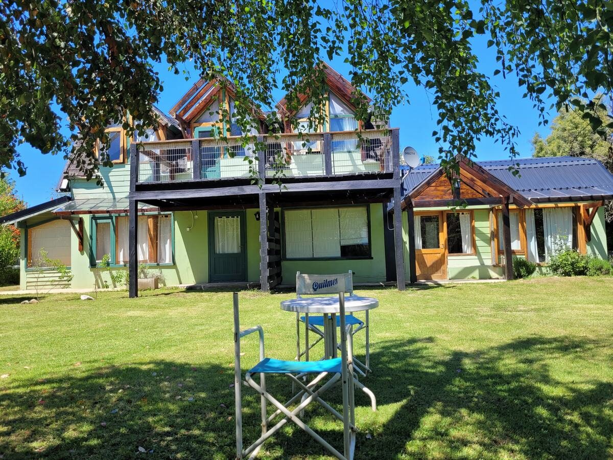 La casa principal desde el parque, con silla y mesa