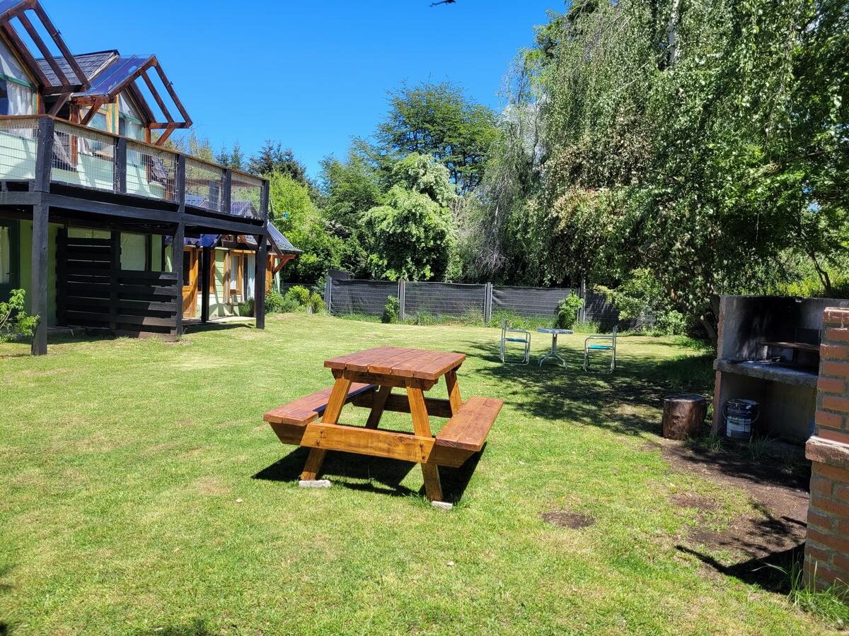 Nido Verde garden with a picnic table in front of the house