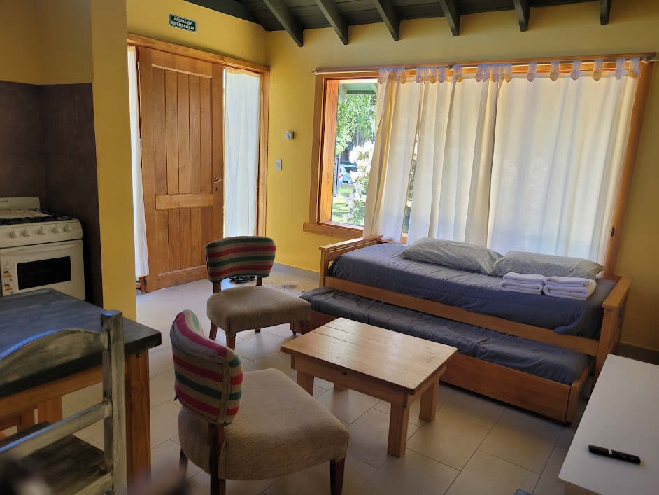 Living con cama y sillones