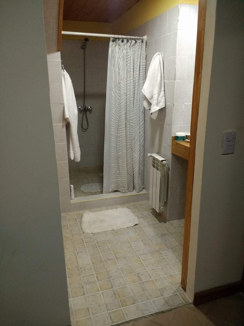 Baño con ducha y lavamanos