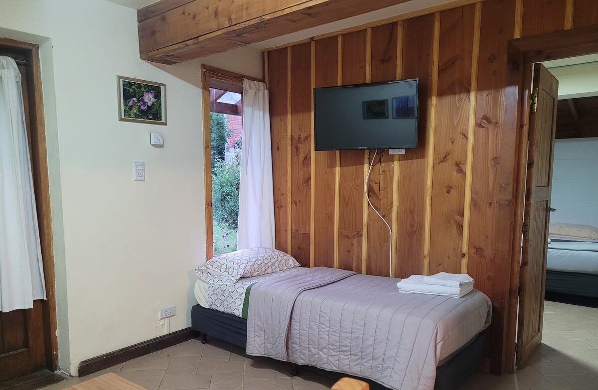 Cama simple junto al living