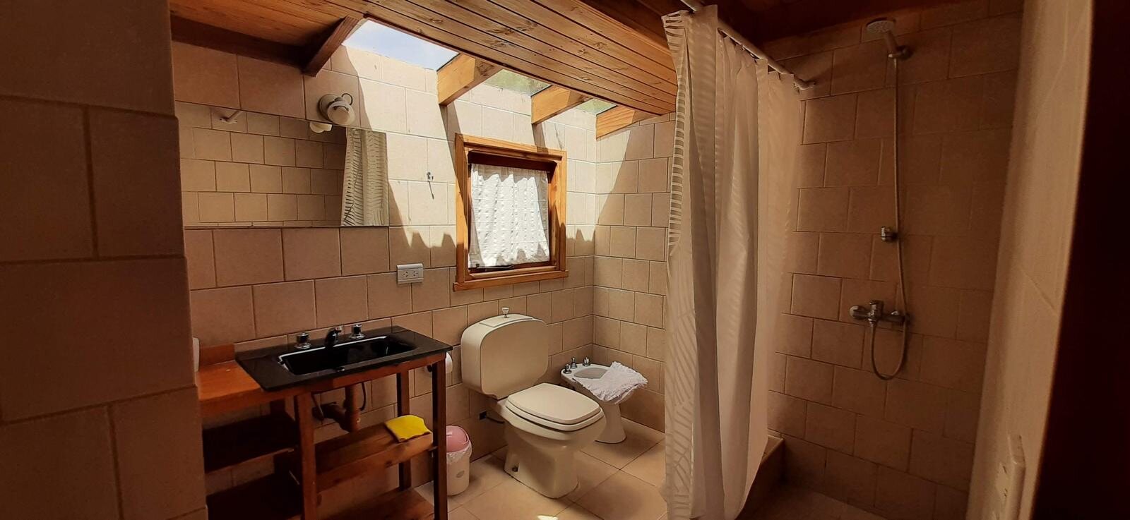 Baño con ducha, inodoro y bidet