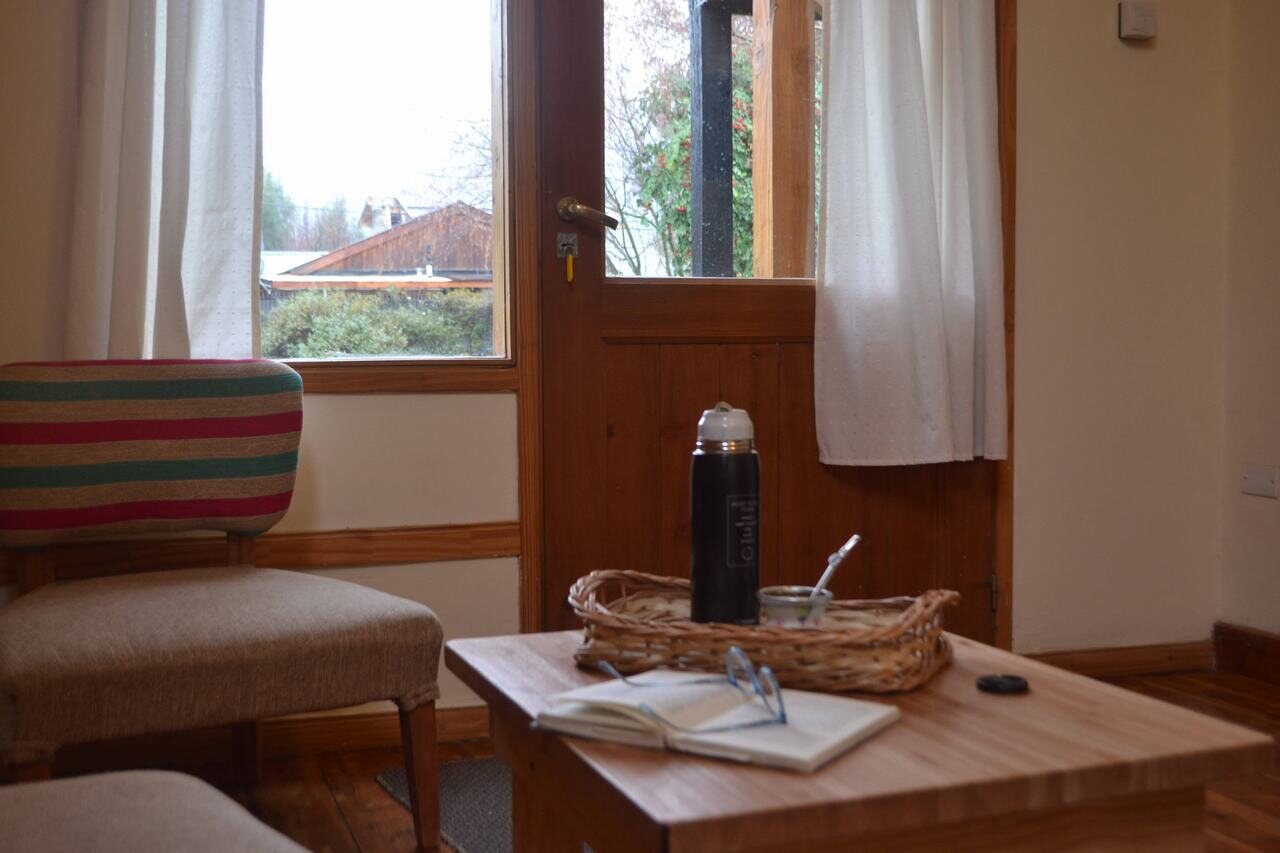 Mesa de comedor con sillas y la cocina