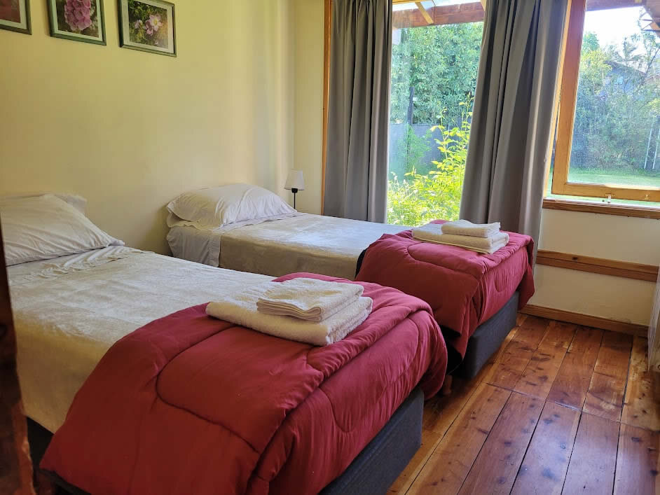 Dormitorio con dos camas simples