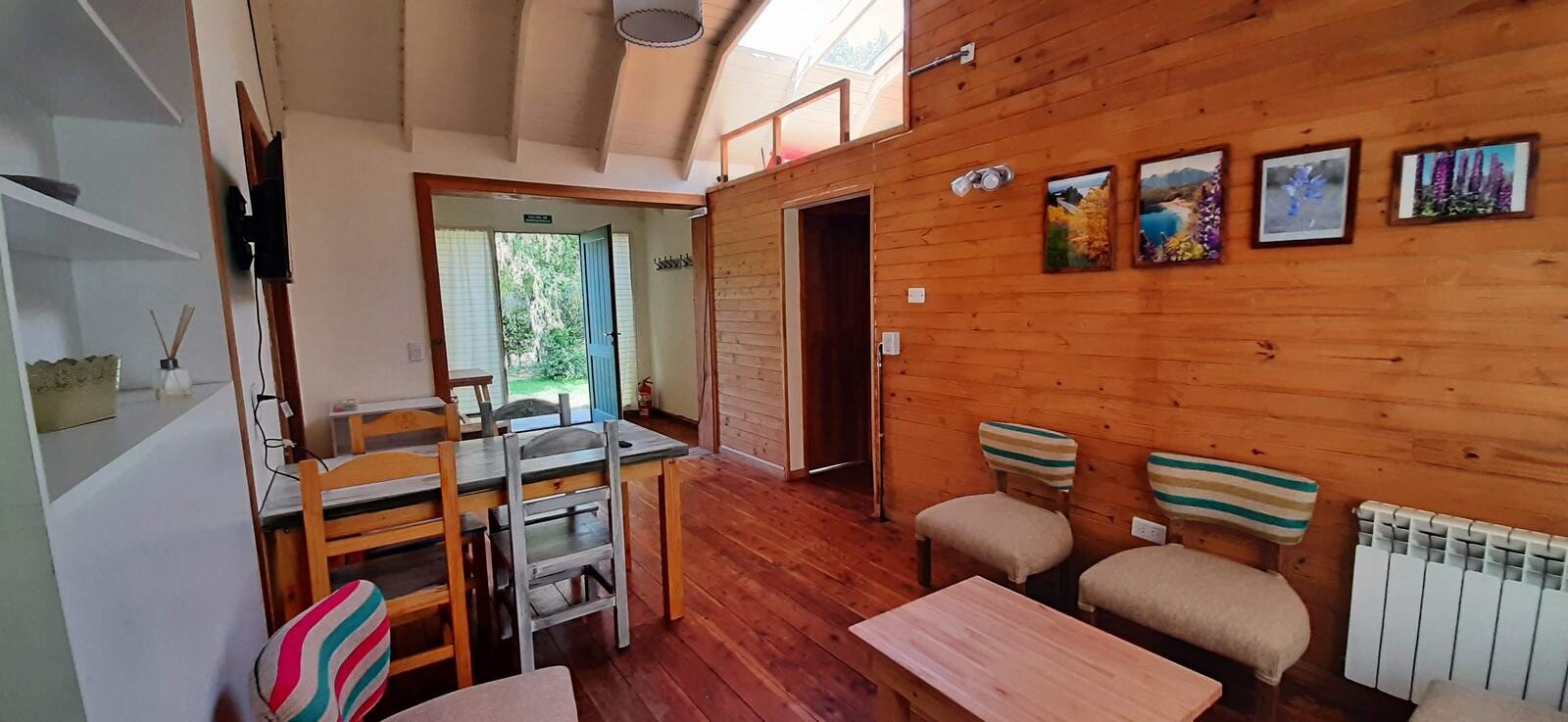 Cocina-comedor con piso de madera y sillones