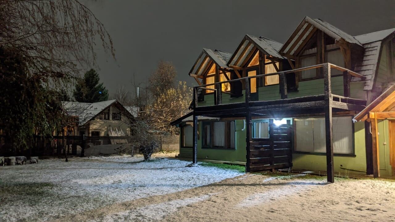 La casa de noche con el parque nevado