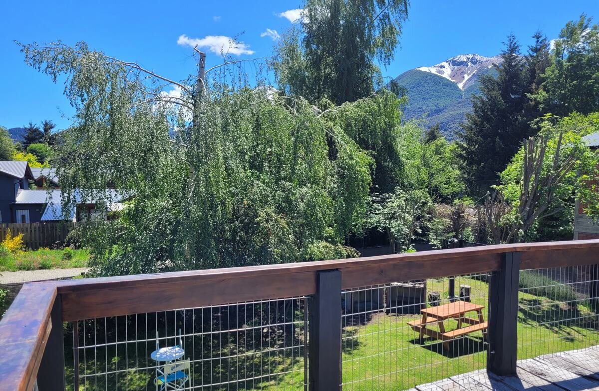 Balcón de uso exclusivo sobre el parque, con vista a las montañas