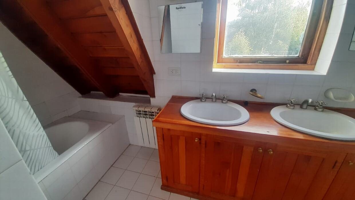 Baño con bañera y dos lavamanos