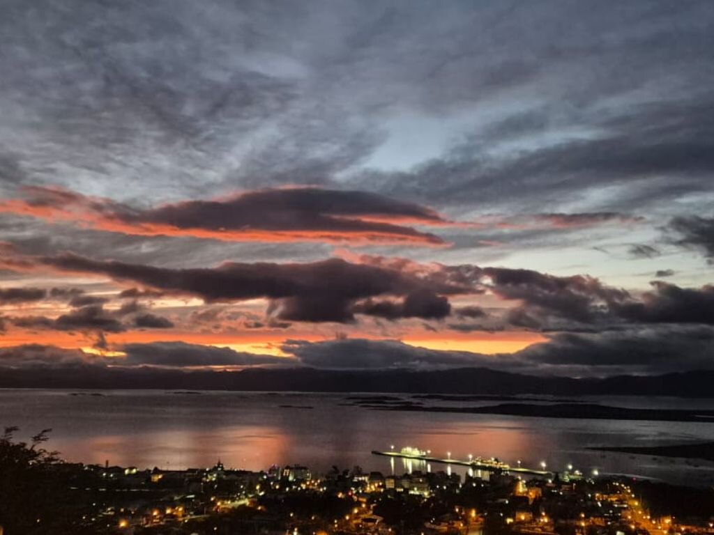 Amaneceres del Beagle y Vista de Ushuaia
