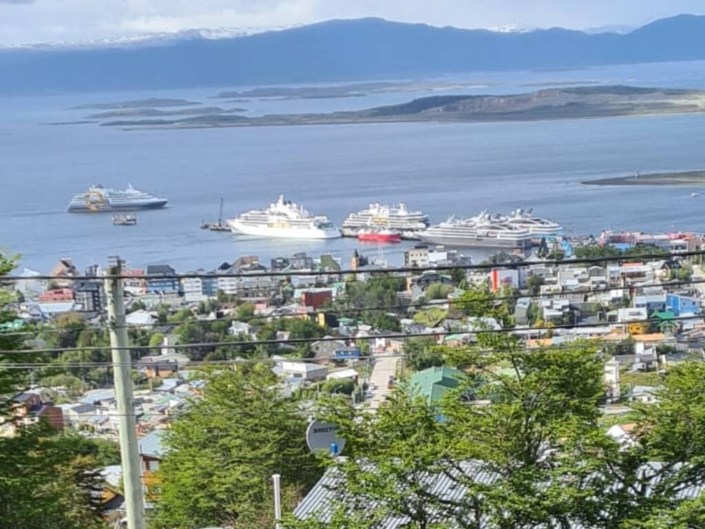 Amaneceres del Beagle y Vista de Ushuaia