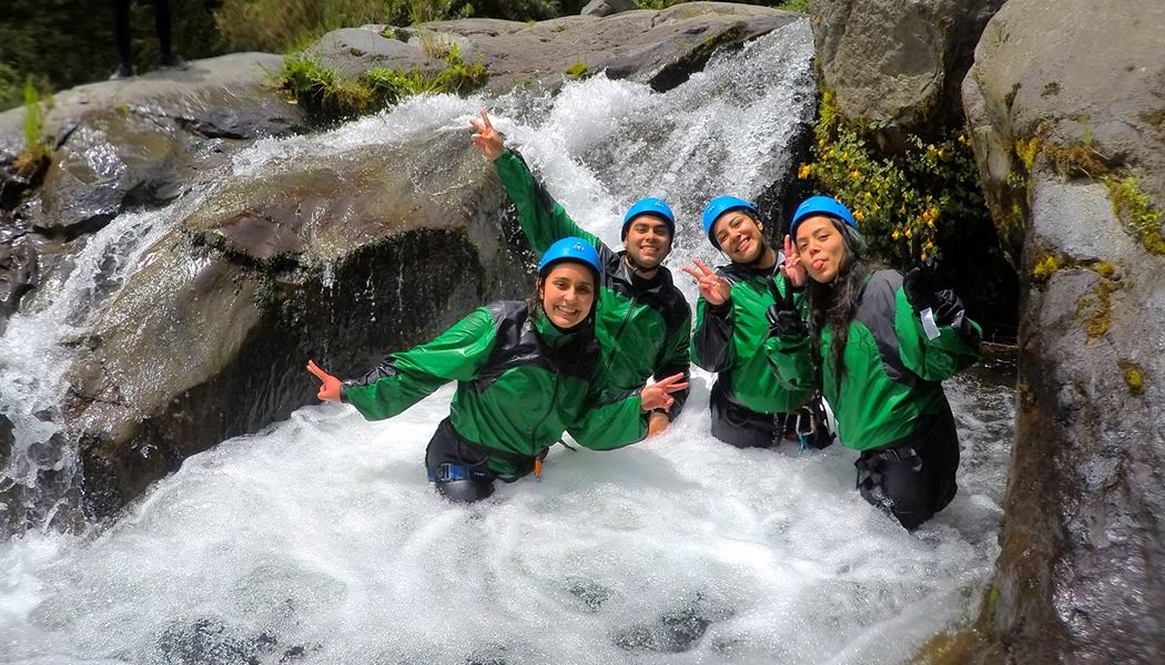 Grupo haciendo canyoning en Pucón