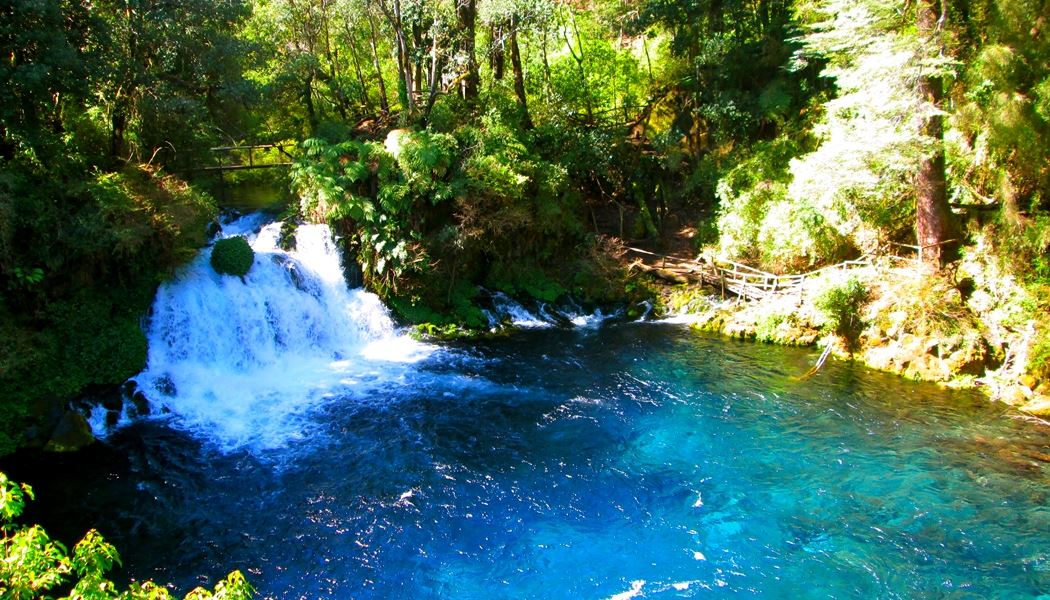 Salto de agua y laguna turquesa de los Ojos del Caburgua