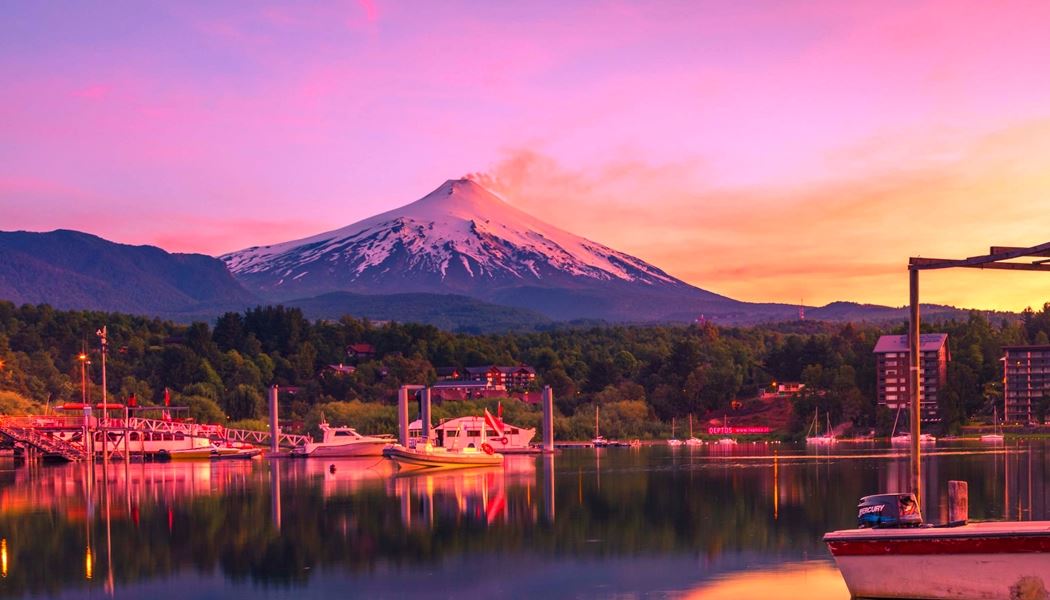 Atardecer con el volcán Villarrica reflejado en el lago