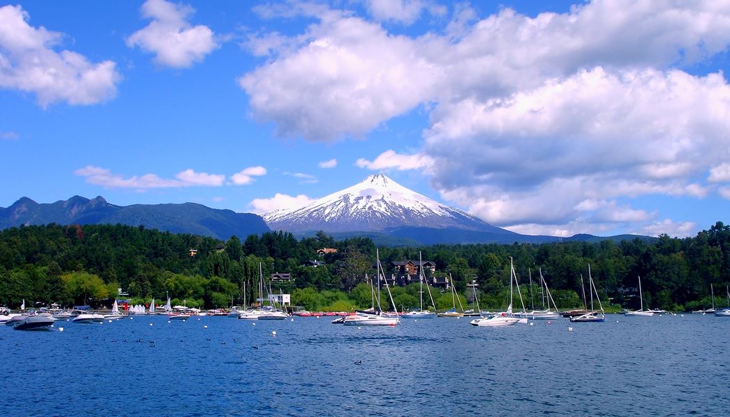 Volcán Villarrica y el lago desde Pucón