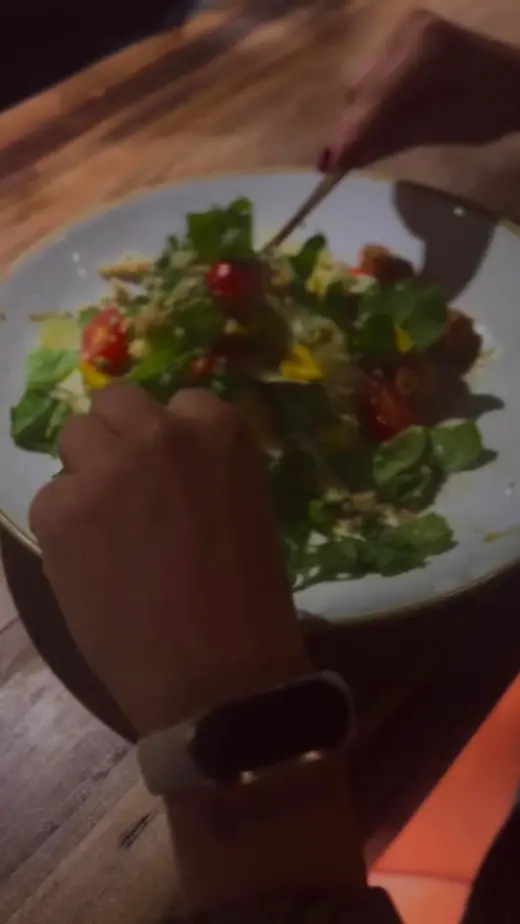 Ensalada con hojas verdes y tomates cherry servida en un plato