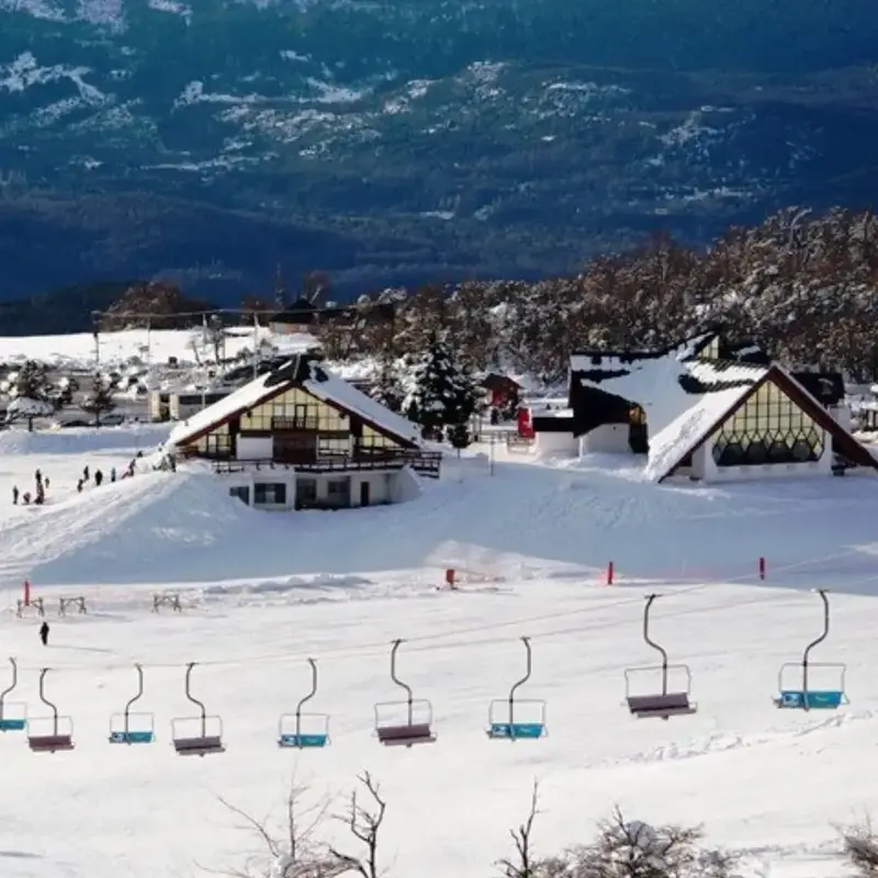 Centro de esquí de Chapelco con aerosillas y cabañas nevadas