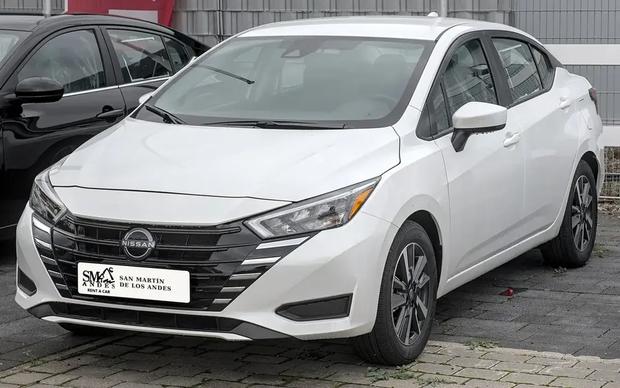 Nissan Versa blanco visto de frente, con la patente de San Martín de los Andes Rent a Car