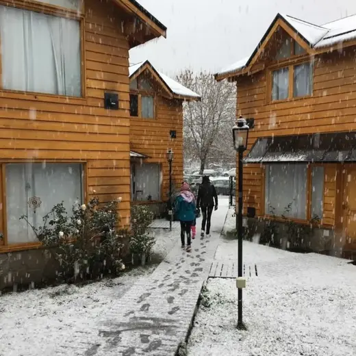 Cabañas de madera cubiertas de nieve en San Martín de los Andes
