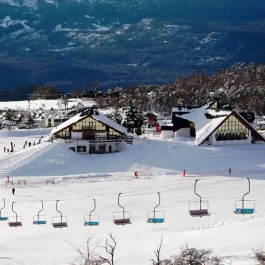Centro de esquí de Chapelco con aerosillas y cabañas nevadas