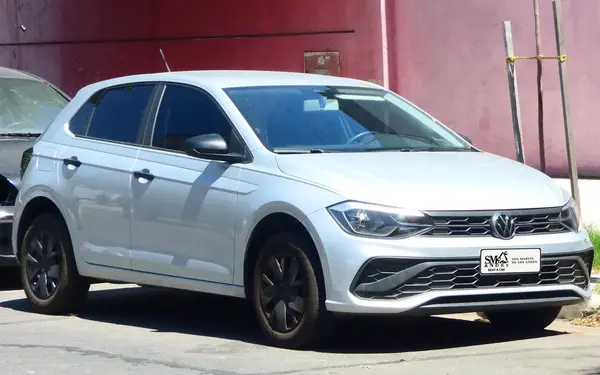 Volkswagen Polo Track gris visto de frente, con la patente de San Martín de los Andes Rent a Car