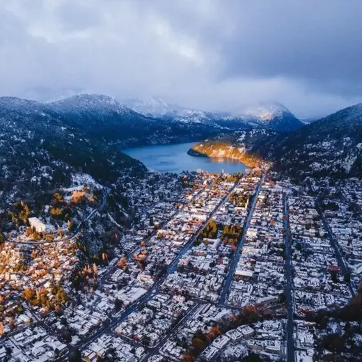 Vista aérea de San Martín de los Andes y el lago Lácar al atardecer
