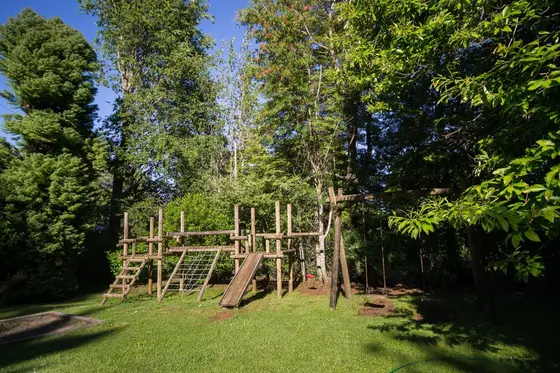 Juegos infantiles de madera entre los árboles