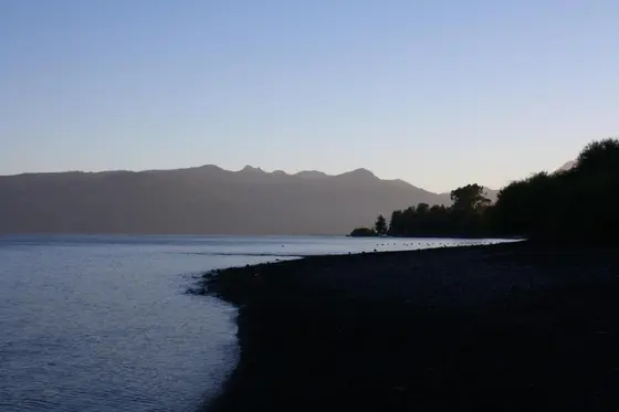 El lago Villarrica y las montañas con la luz del atardecer