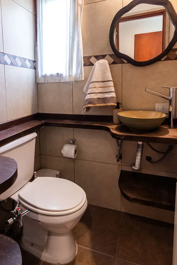 Baño con lavabo de piedra