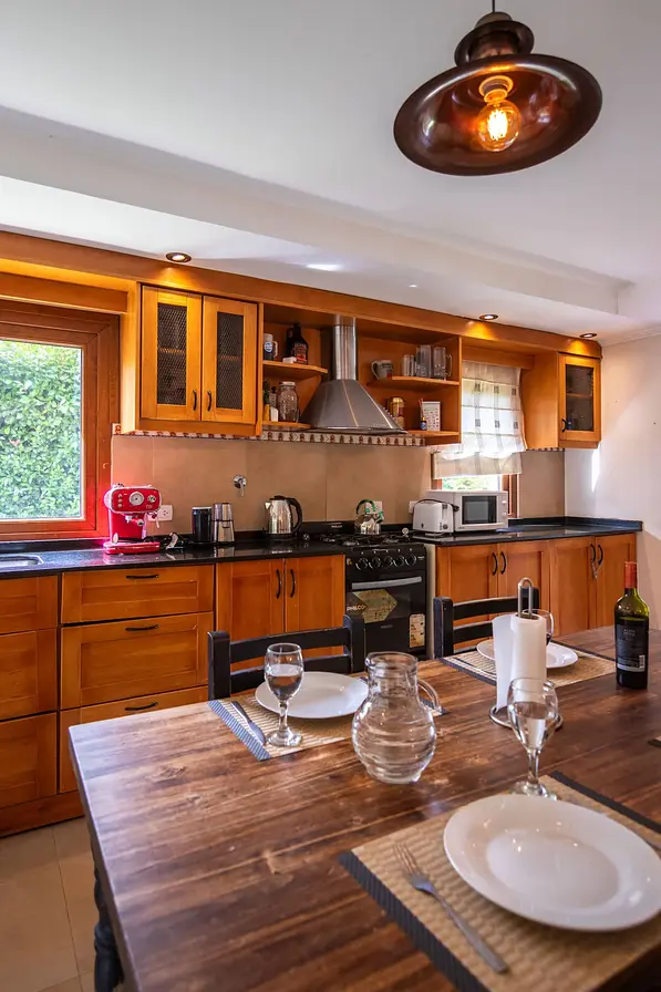 Cocina con luces colgantes