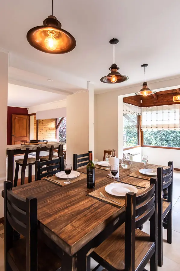 Comedor con mesa de madera
