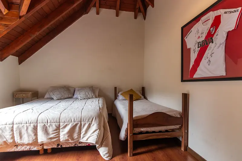 Dormitorio con cama matrimonial e individual