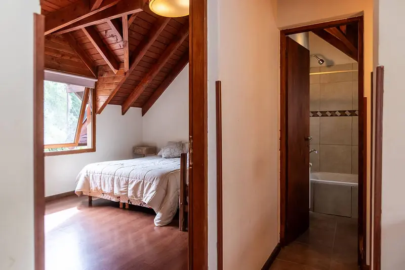 Dormitorio con baño en suite