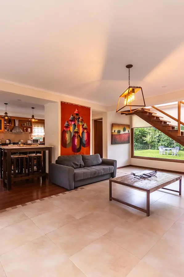 Living con escalera de madera
