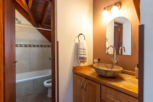 Baño con lavabo de piedra